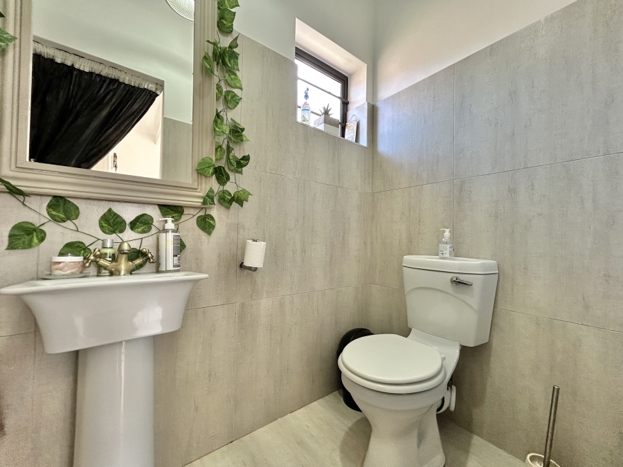 4 Bedroom Property for Sale in Wavecrest Eastern Cape